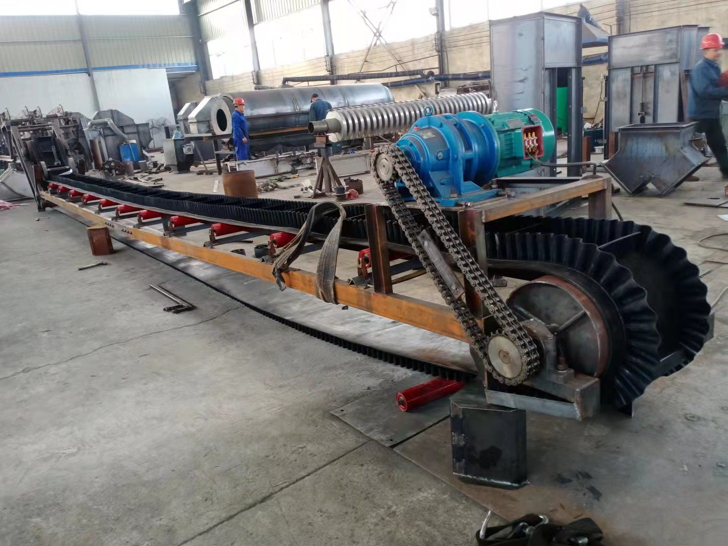 大傾角皮帶輸送機，即將生產(chǎn)完工